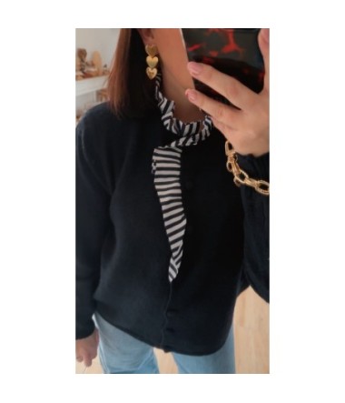 Gilet marine femme à boutons avec col rayé marine et blanc, porté avec un jean