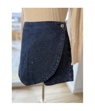 Jupe short en denim bleu à pois strassés, coupe portefeuille avec bouton latéral, style chic et décontracté