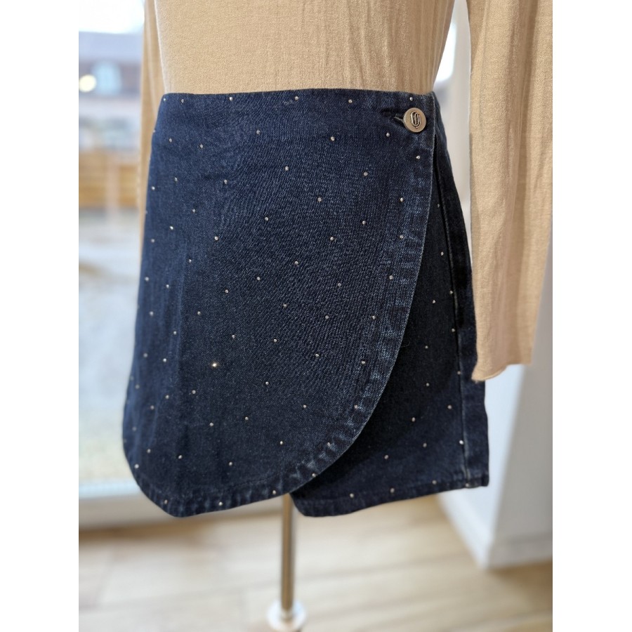 Jupe short en denim bleu à pois strassés, coupe portefeuille avec bouton latéral, style chic et décontracté