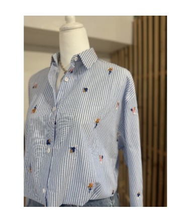 Chemise rayée femme bleu et blanc avec broderies florales colorées.