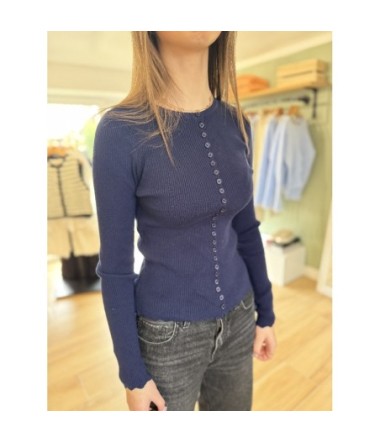 Gilet fin ajusté en maille potelée avec boutons frontaux et finitions festonnées pour femme