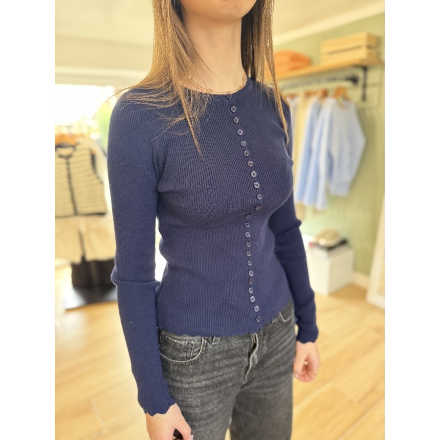 Gilet fin ajusté en maille potelée avec boutons frontaux et finitions festonnées pour femme