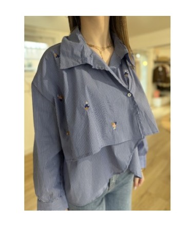 Chemise déstructurée à rayures verticales bleues et blanches avec broderies fleurs et empiècement asymétrique