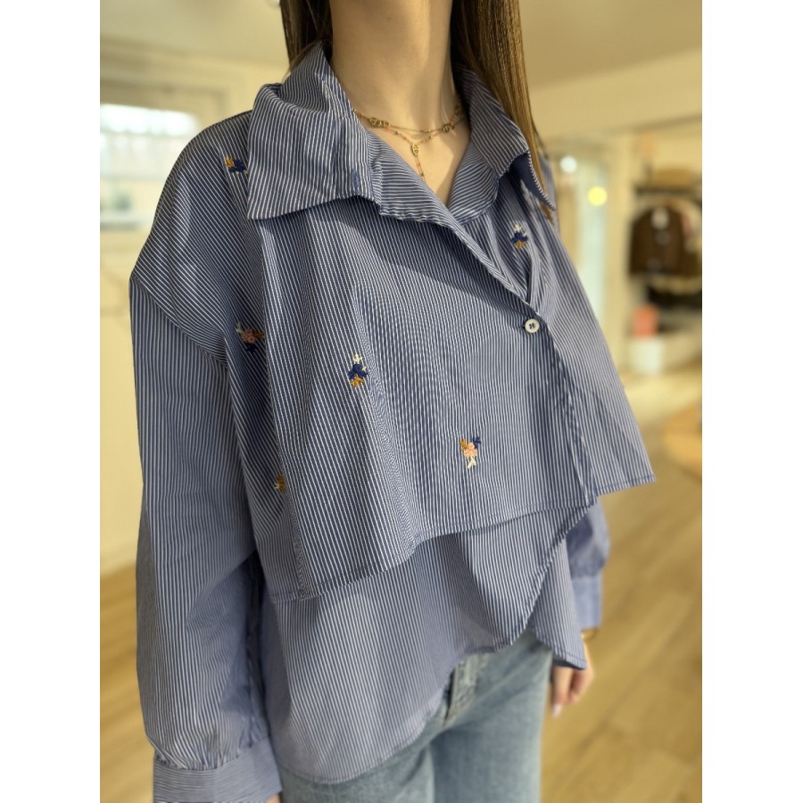 Chemise déstructurée à rayures verticales bleues et blanches avec broderies fleurs et empiècement asymétrique