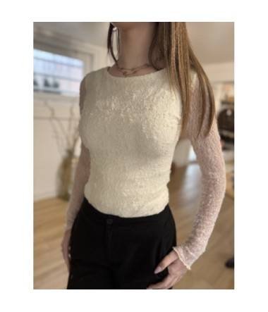 Femme portant un body en dentelle ajusté de couleur écru à manches longues et col bateau